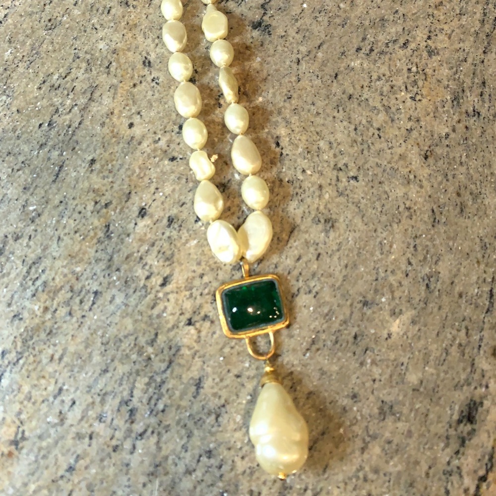 Authentic Vintage Chanel Gripoix Green Stone Baroque Pearl Drop Necklace - Picture 2 of 4
